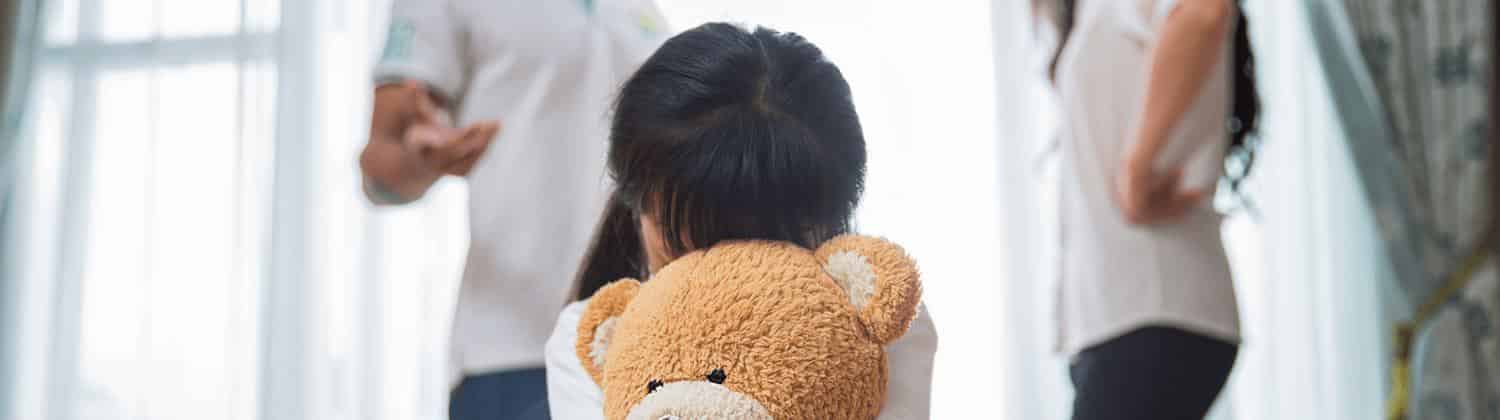 ילדה עצובה עם דובי